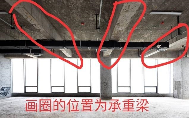 客廳不吊頂只走圈石膏線,中間梁怎么處理？